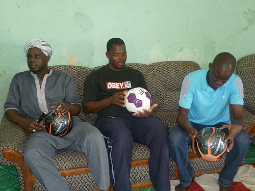 Remise de ballon de foot au responsable du village de Orkadiéré