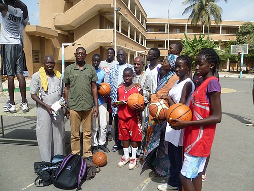 Remise de ballons de basket à l'équipe de Bopp