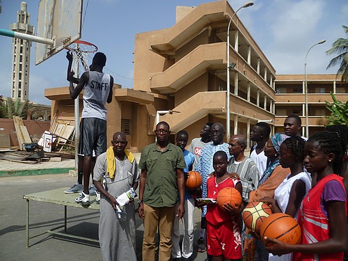 Remise de ballons de basket à l'équipe de Bopp