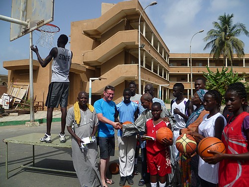 Remise de ballons de basket à l'équipe de Bopp