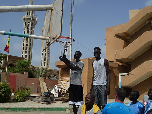 Remise de ballons de basket à l'équipe de Bopp